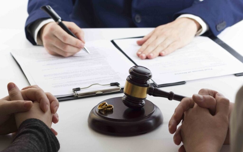 Should you hire a divorce lawyer in Sandy? Consider these signs!